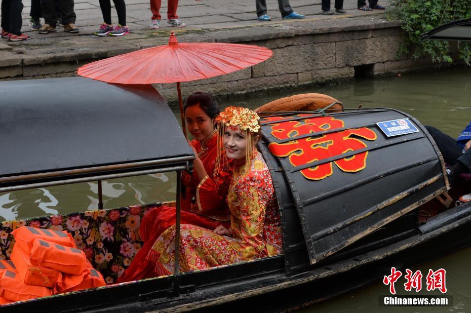 عروس أجنبية تقيم حفل زفافها في بلدة مائية قديمة بتشجيانغ
