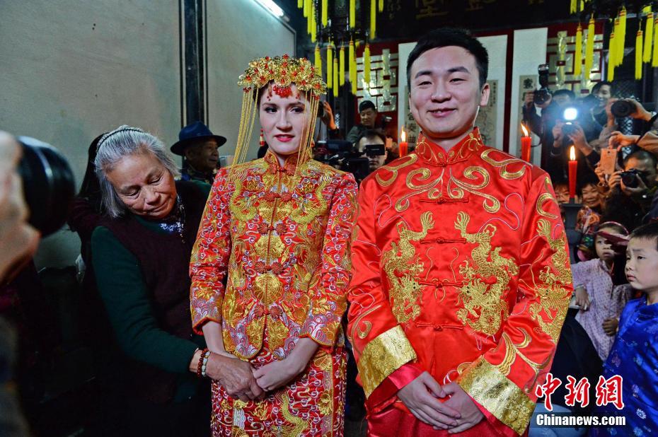 عروس أجنبية تقيم حفل زفافها في بلدة مائية قديمة بتشجيانغ