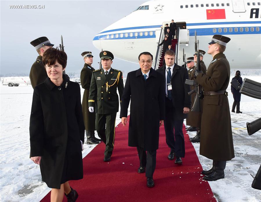 رئيس مجلس الدولة الصينى يصل إلى لاتفيا فى زيارة رسمية ولحضور قمة الصين - دول وسط وشرق أوروبا