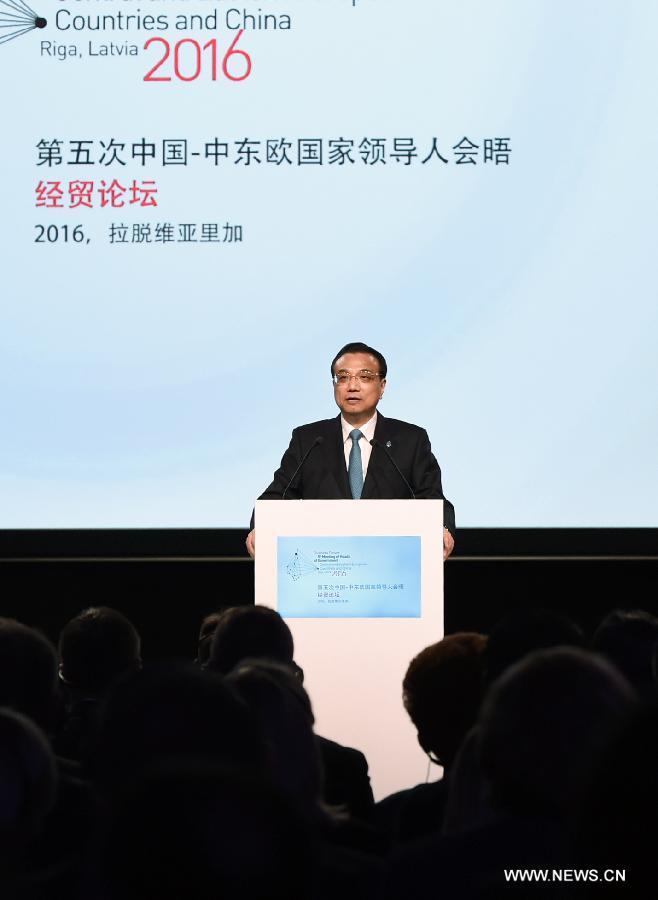 رئيس مجلس الدولة الصيني يطرح مقترحات لتعزيز التعاون العملي في إطار آلية 