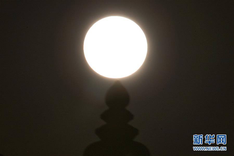 قمر سوبر ينير السماء في انحاء الصين
