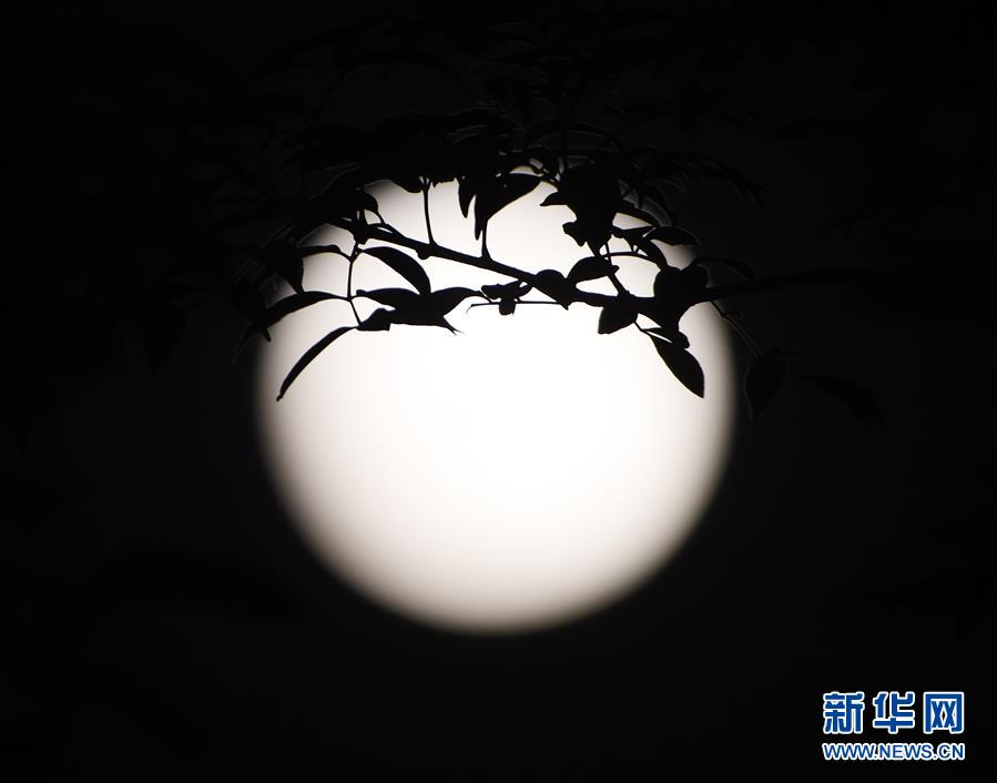 قمر سوبر ينير السماء في انحاء الصين