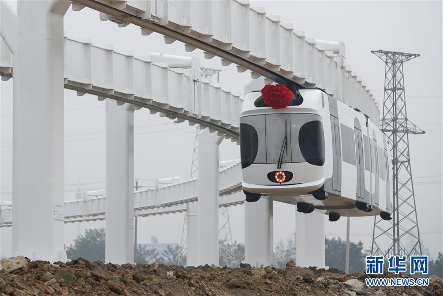 الصين تشغل أول قطار معلق في العالم يعمل بالطاقة الجديدة