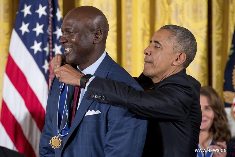 اوباما يمنح وسام الحرية لـ21 شخصية بينهم مايكل جوردان وبيل غيتس