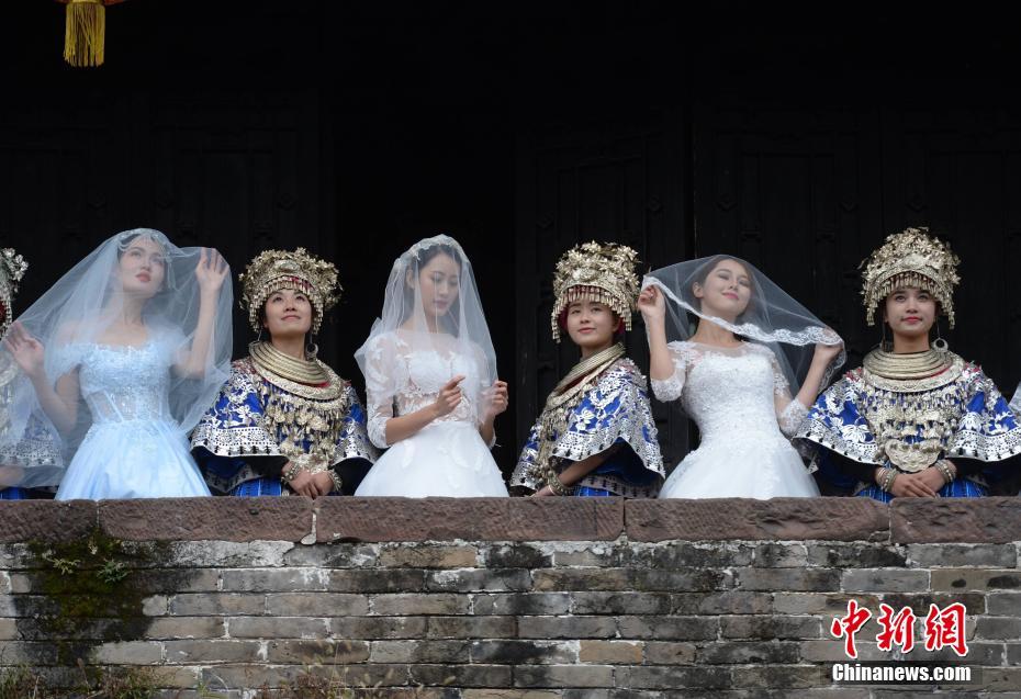 بصور.. عندما تلتقى الملابس القومية الصينية الاصيلة بأناقة فساتين الزفاف الحديثة