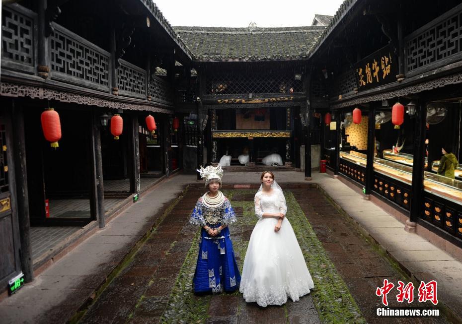 بصور.. عندما تلتقى الملابس القومية الصينية الاصيلة بأناقة فساتين الزفاف الحديثة