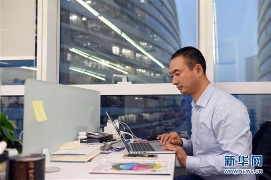 رائد أعمال صيني يسعي لتطوير سوق الانترنت في الشرق الأوسط