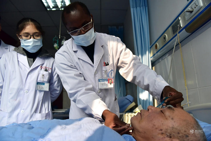 طبيب أفريقي بارع في الطب الصيني التقليدي