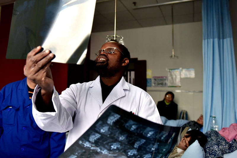 طبيب أفريقي بارع في الطب الصيني التقليدي