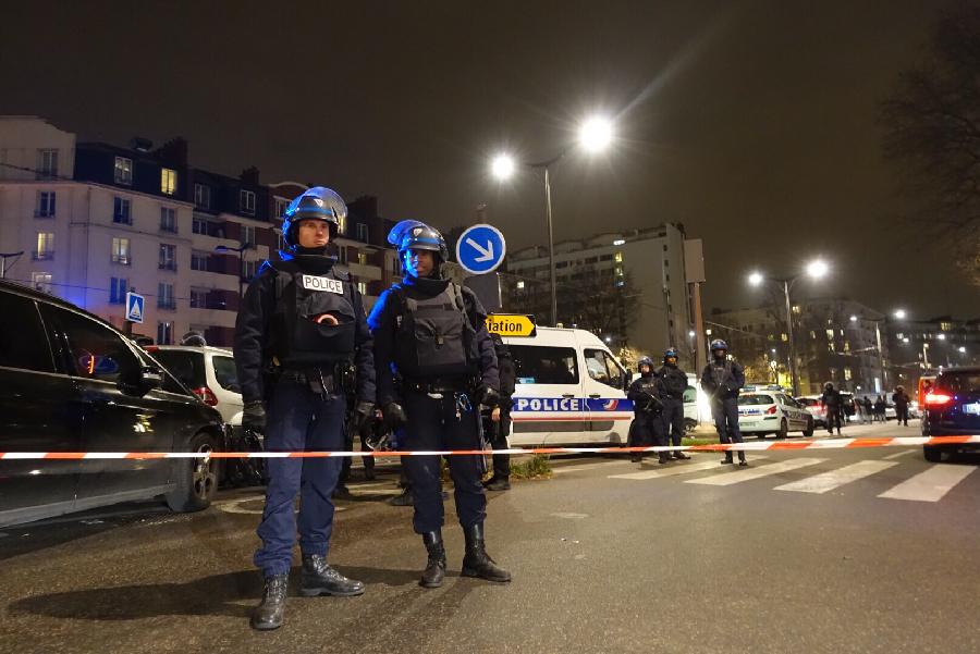 الشرطة: مسلح يحتجز 7 اشخاص في وكالة سفر بباريس