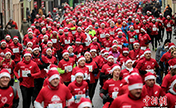 مسيرات سانتا كلوز في جميع أنحاء العالم لدعم الأعمال الخيرية