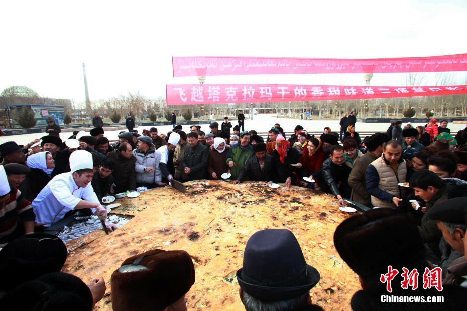 فطيرة خبز شينجيانغ بقطر 3.65 أمتار