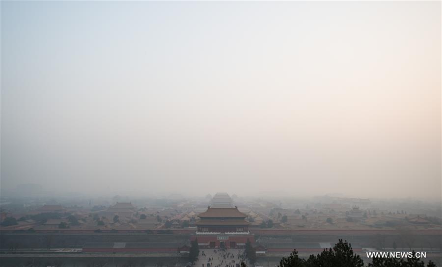 الضباب الدخاني الكثيف يخيم على بكين العاصمة الصينية