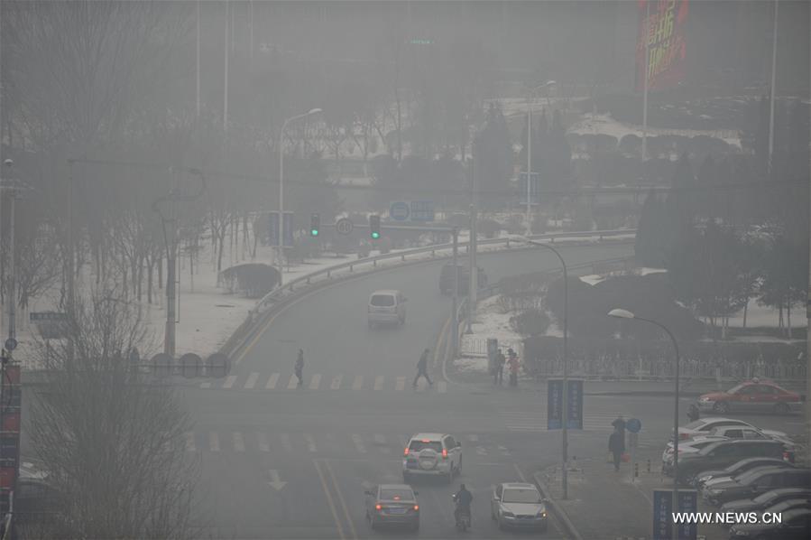 الضباب الدخاني الكثيف يخيم على بكين العاصمة الصينية