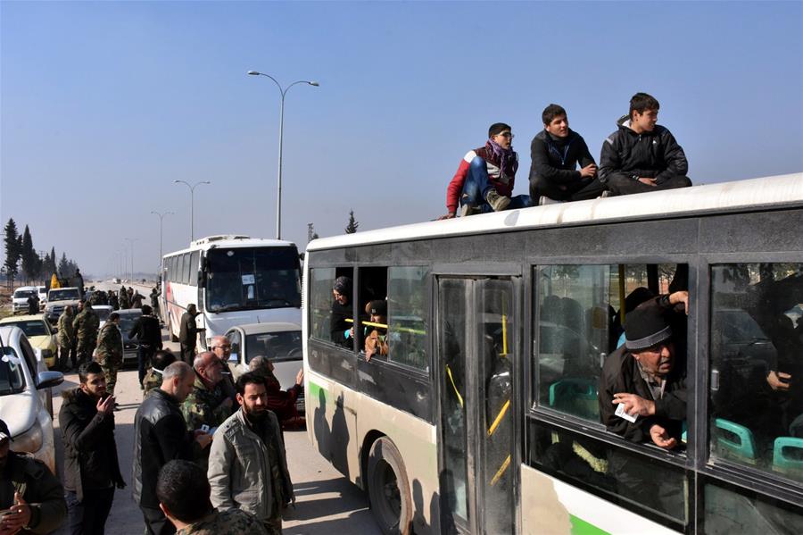سوريا : دخول 51 حافلة الى شرق حلب لنقل ما تبقى من مسلحين وعائلاتهم