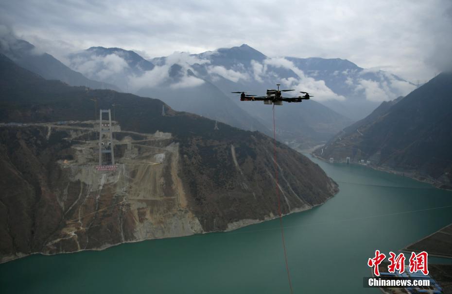 طائرة بدون طيار تساعد على تمديد كابلات جسر عبر النهر