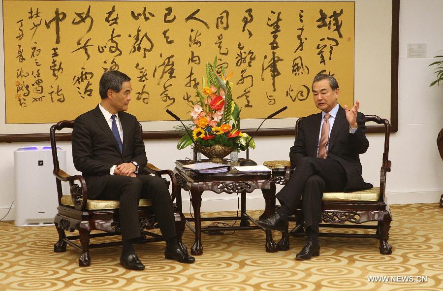 وزير الخارجية الصيني يلتقي بالرئيس التنفيذي لهونج كونج