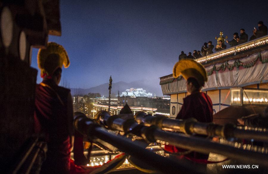 التبتيون يشعلون مصابيح الزبدة تخليدا لذكرى زعيم البوذية التبتية