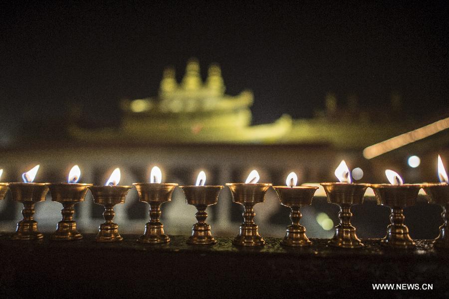 التبتيون يشعلون مصابيح الزبدة تخليدا لذكرى زعيم البوذية التبتية