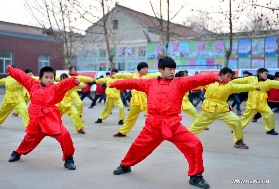 طلبة يعرضون ملاكمة ميهوا من ألعاب الووشو التقليدية بشمالي الصين