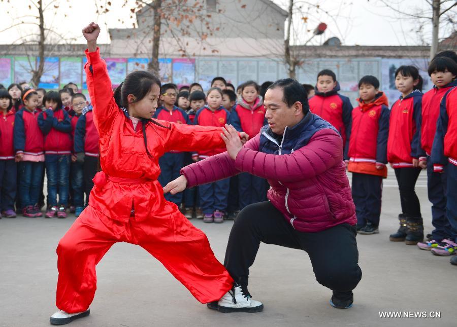 طلبة يعرضون ملاكمة ميهوا من ألعاب الووشو التقليدية بشمالي الصين