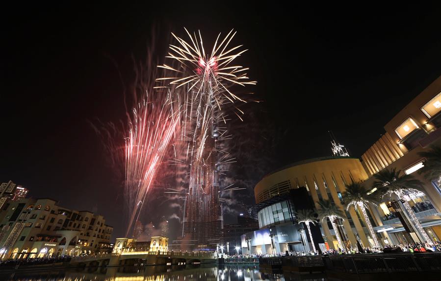 دبي تستقبل العام الجديد بعروض احتفالية والعاب نارية مبهرة وحضور حاشد