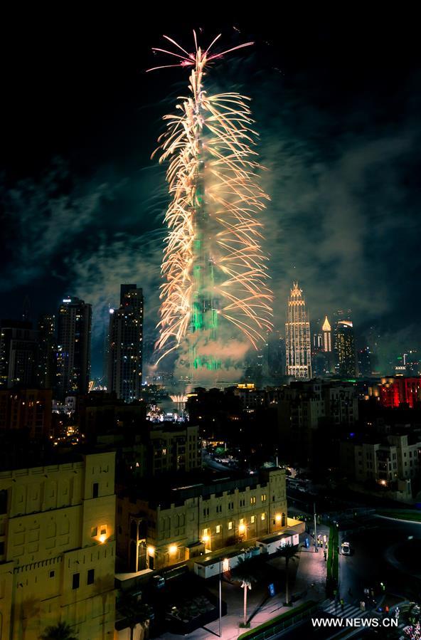 دبي تستقبل العام الجديد بعروض احتفالية والعاب نارية مبهرة وحضور حاشد