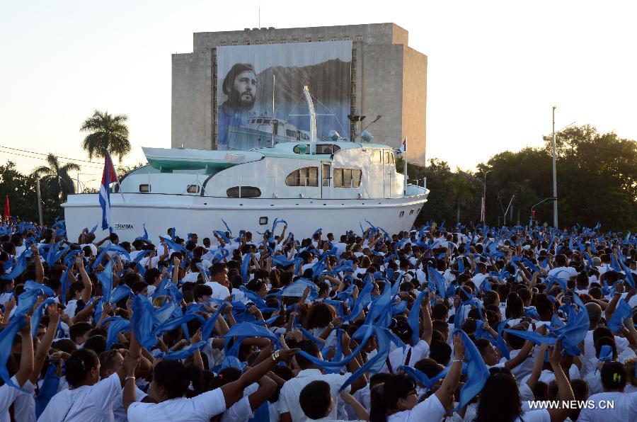 إقامة مسيرة كبيرة وعرض عسكري في كوبا احتفالا بذكرى الثورة