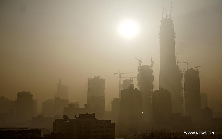 الضباب والدخان يواصلان تعطيل حركة المرور فى الصين