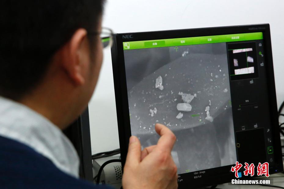 خبير صيني يكشف عن جسيمات الضباب الدخاني تحت المجهر