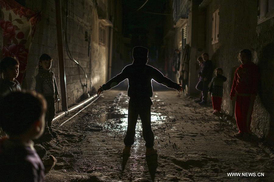 سكان غزة يعانون من انقطاع الكهرباء بشكل يومي لأكثر من 16 ساعة