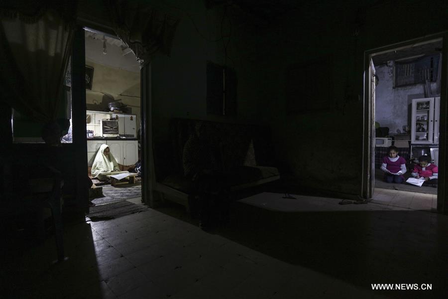سكان غزة يعانون من انقطاع الكهرباء بشكل يومي لأكثر من 16 ساعة