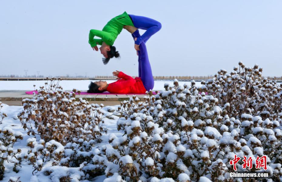 بصور.. ممارسة اليوغا بين الثلوج