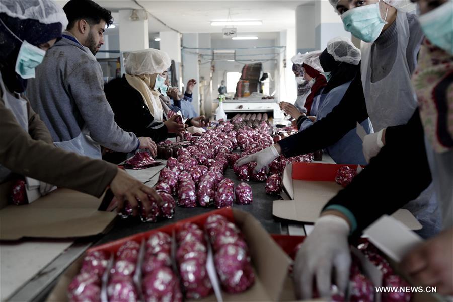 فلسطينيون يصنعون حلوى 
