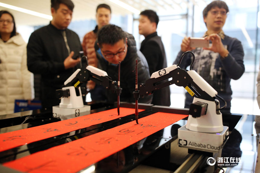 هانغتشو: الروبوت يكتب ملصقات عيد الربيع
