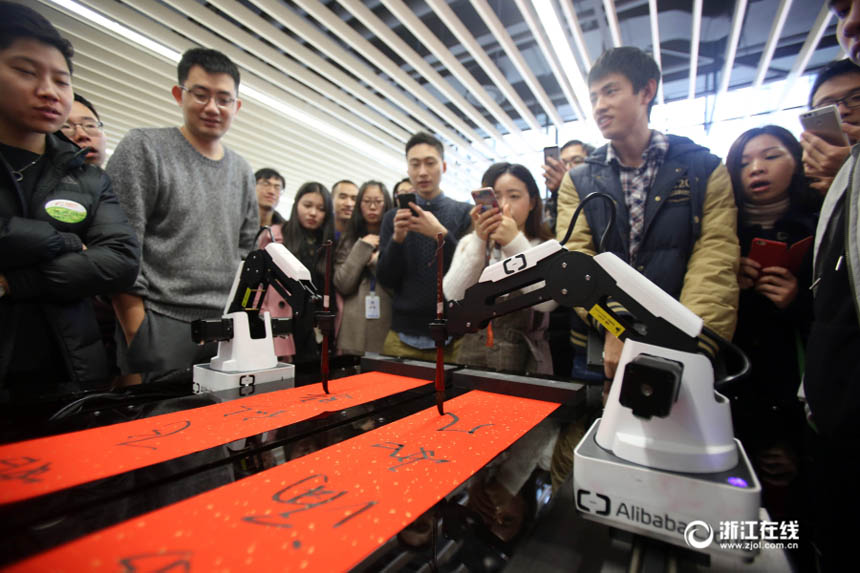 هانغتشو: الروبوت يكتب ملصقات عيد الربيع