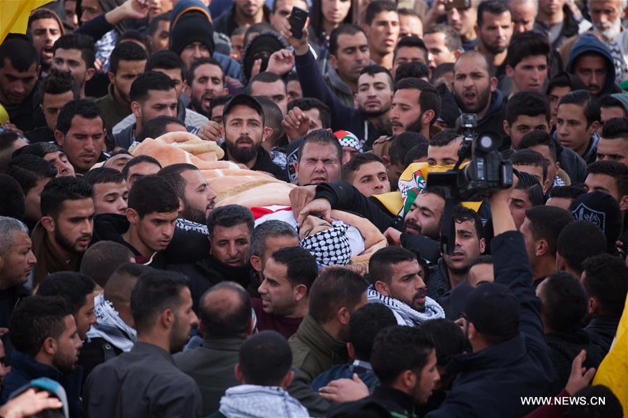 تشييع جثمان شاب فلسطيني قتل برصاص الجيش الإسرائيلي بالضفة الغربية