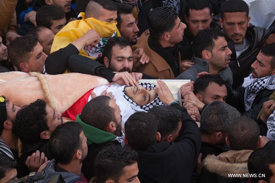 تشييع جثمان شاب فلسطيني قتل برصاص الجيش الإسرائيلي بالضفة الغربية