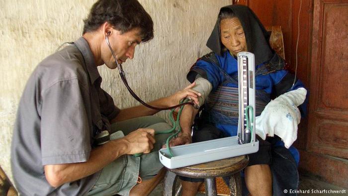 طبيب ألماني عمل 15 عاما في تخفيف حدة الفقر في يوننان  بجنوب الصين