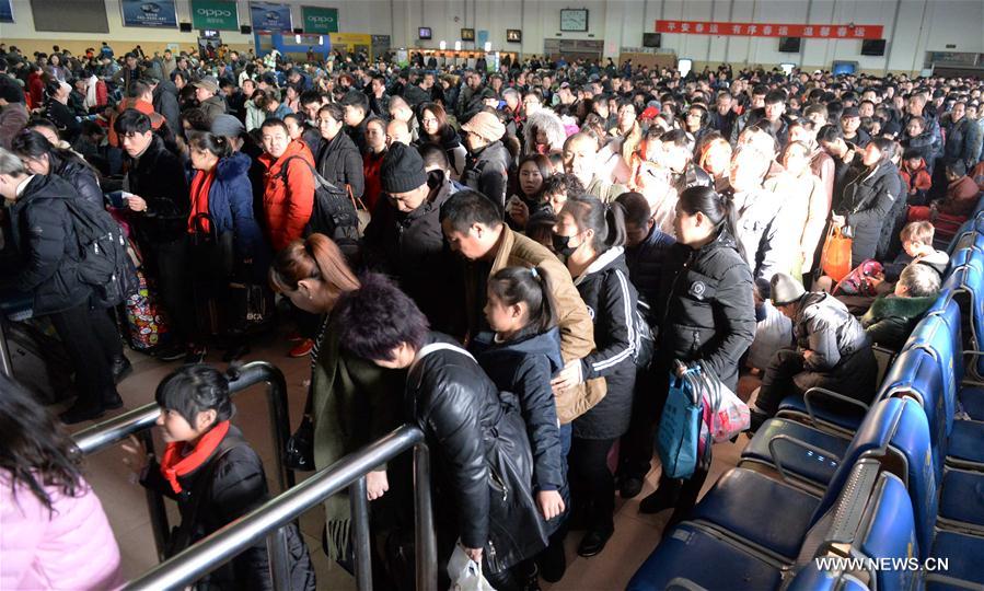 الصين تشهد ذروة رحلات العودة مع نهاية عطلة عيد الربيع