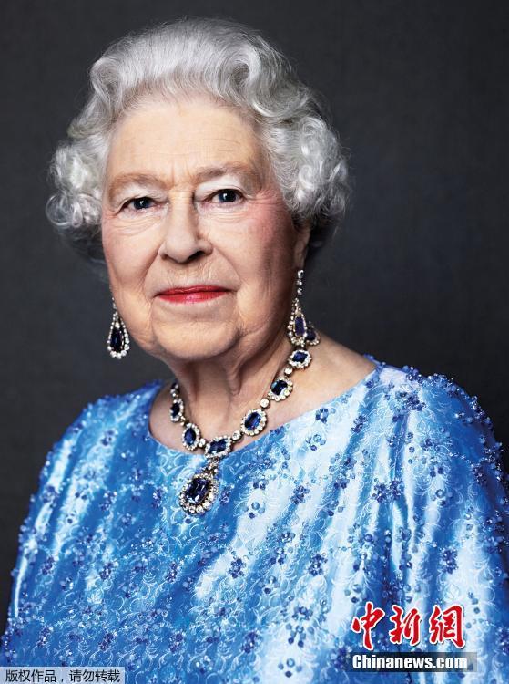 الملكة إليزابث تصبح أول عاهل بريطاني يحتفل باليوبيل الياقوتي