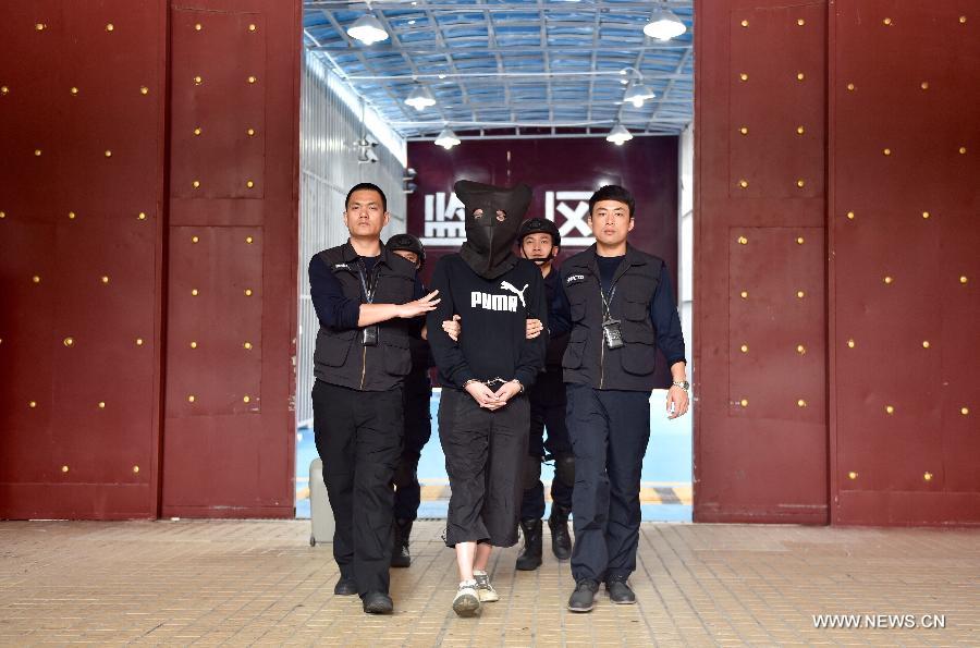 شرطة قوانغدونغ تنقل مشتبها فيه إلى هونج كونج