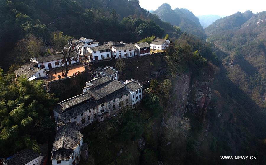 قرية صينية معزولة على جرف يقطع الأنفاس