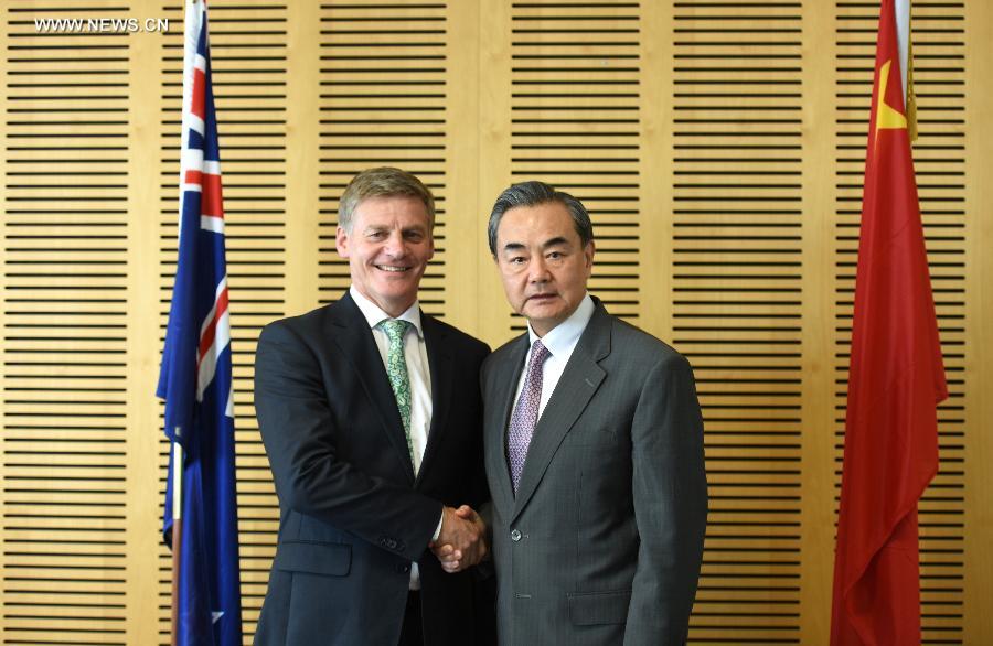 رئيس الوزراء النيوزلندي يلتقي بوزير الخارجية الصيني وانغ يي