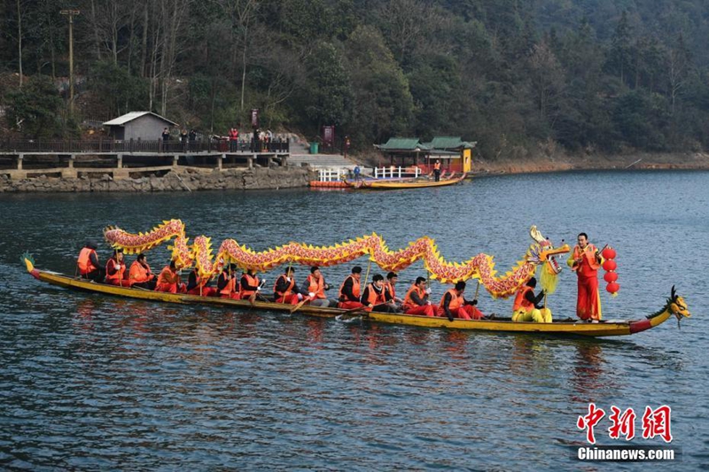 رقصة تنين على سطح بحيرة يستقبل عيد يوانشياو