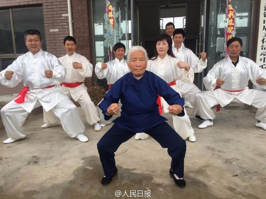 عجوز صينية تمارس الكونغ في سن الـ 94