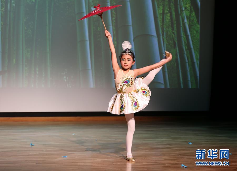أطفال صينيون يقدمون عروضا فنية بدبي