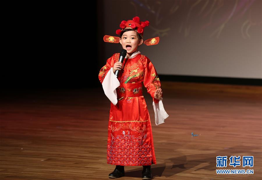 أطفال صينيون يقدمون عروضا فنية بدبي