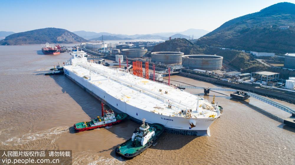 أضخم سفينة في العالم تصل إلى أكبر ميناء نفط آسيوي