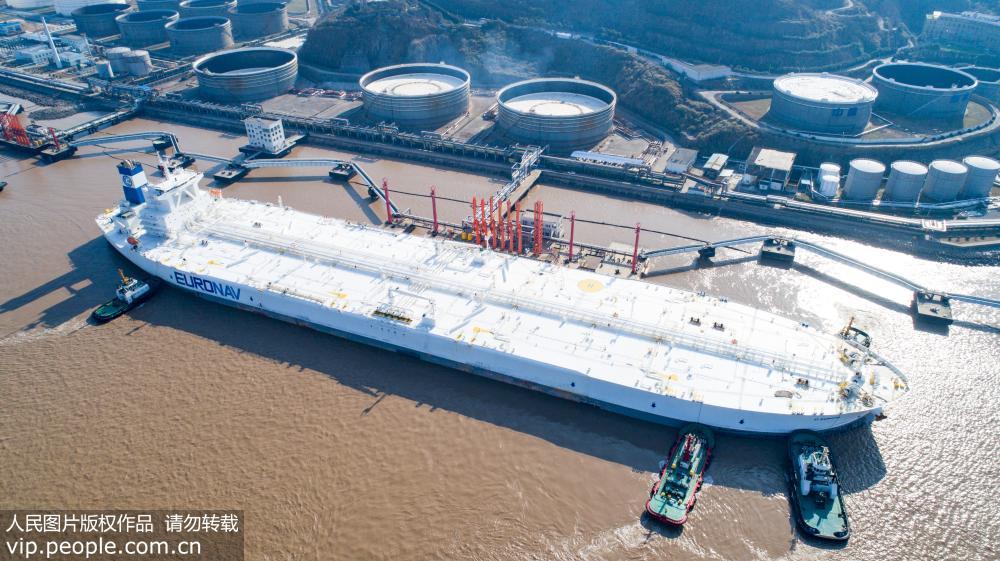 أضخم سفينة في العالم تصل إلى أكبر ميناء نفط آسيوي